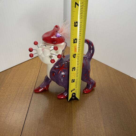 Amy Lacombe Cat Figurine Vintage Purple & Red Feather Hat 2004 Whimsiclay - Picture 7 of 8